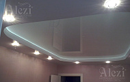 Глянцевый многоуровневый натяжной потолок с точечными светильниками