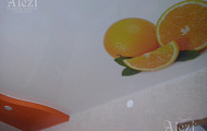 Двухуровневый натяжной потолок с фотопечатью (апельсин) на кухню