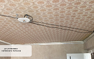 Лаковый натяжной потолок в гостинной от "Алези"