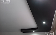 Черно-белый двухуровневый натяжной потолок в зал от Alezi