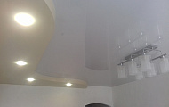Двухуровневый натяжной потолок ( бело-бежевый )