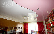 Многоуровневый глянцевый натяжной потолок в гостинную (розово-белый)