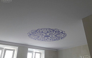 Белый матовый натяжной потолок с фиолетовым орнаментом от "Алези"