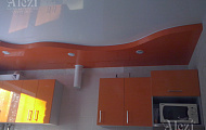 Двухуровневый натяжной потолок на кухню от Alezi (оранжево-белый)