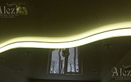 Двухуровневый натяжной потолок в комнату с теплой подсветкой