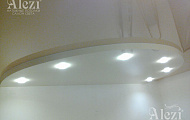 Двухуровневый глянцевый натяжной потолок с выемкой