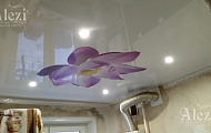 Белый глянцевый натяжной потолок (лилия) от "Алези"