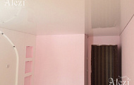 Глянцевый натяжной потолок белого цвета в спальню
