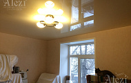 Белый глянцевый натяжной потолок в зал от "Алези"