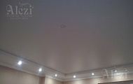 Белый матовый натяжной потолок в зал с точечными светильниками