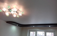 Черно-белый двухуровневый натяжной потолок в гостинную