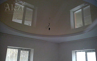 Глянцевый многоуровневый натяжной потолок в гостинную (бело-бежевый)