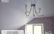Матовый белый натяжной потолок в спальне в мансарде от Алези