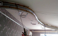 До установки глянцевого двухуровневого натяжного потолка от Алези