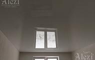 Глянцевый белый натяжной потолок от "Алези"