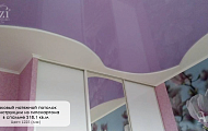 Глянцевый цветной натяжной потолок в спальне от Алези