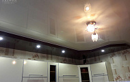 Двухуровневый глянцевый натяжной потолок от "Алези" (черно-белый)