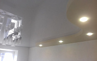 Двухуровневый натяжной потолок с подсветкой ( бело-бежевый )