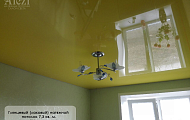 Желтый глянцевый натяжной потолок 7,3 кв. м.