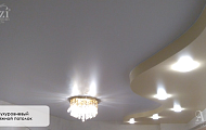 Двухуровневый двухцветный натяжной потолок от Алези в гостинной