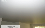 Матовый белый натяжной потолок в гостинной от Алези