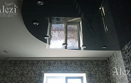 Глянцевый двухуровневый натяжной потолок (черно-белый)