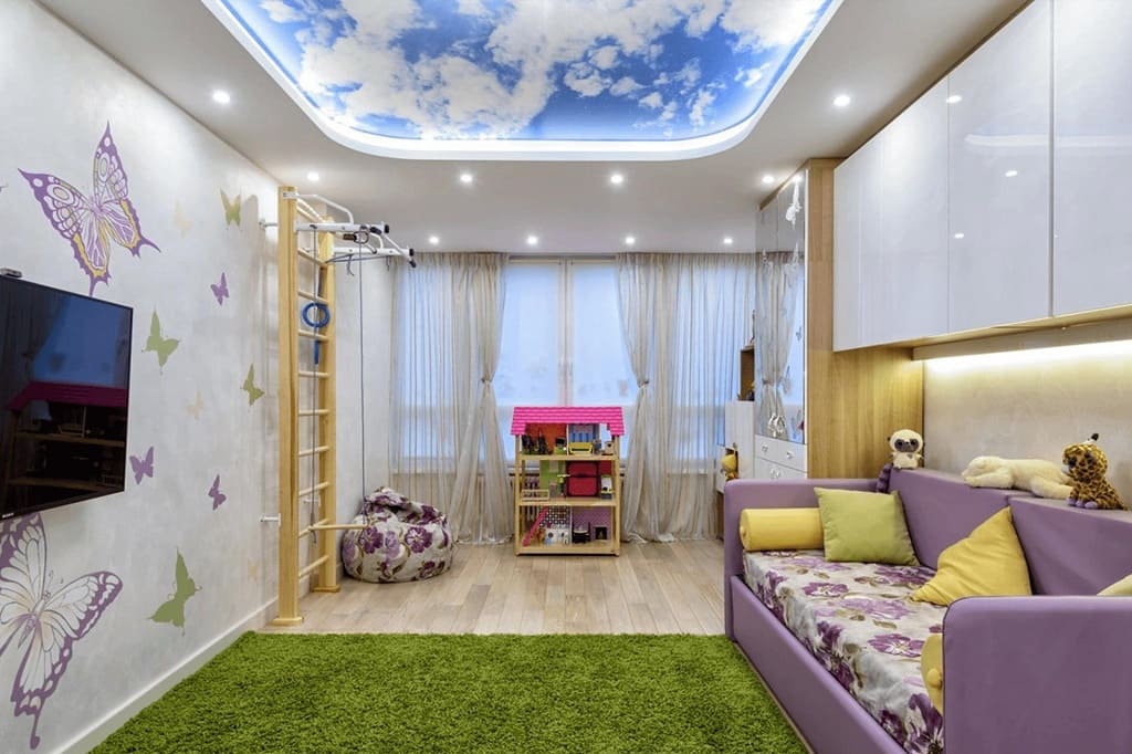 Красивый и необычный потолок в детскую комнату с установкой от компании Alezi