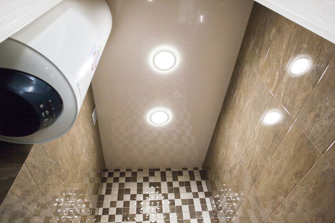Почему установить натяжной потолок в туалет - это отличное решение. Советы экспертов компании Alezi