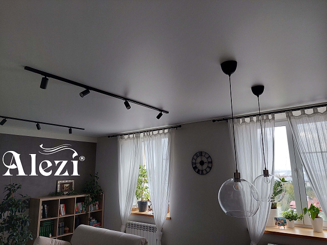 Сатиновый потолок  в спальне от Алези 