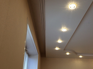 Двухуровневый глянцевый натяжной потолок с подсветкой от "Алези"