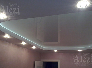 Глянцевый многоуровневый натяжной потолок с точечными светильниками