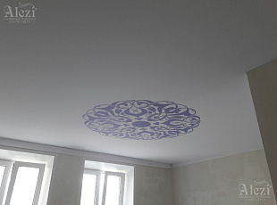 Белый матовый натяжной потолок с фиолетовым орнаментом от "Алези"