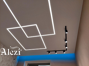 Сатиновый белый потолок  в спальне от Алези 