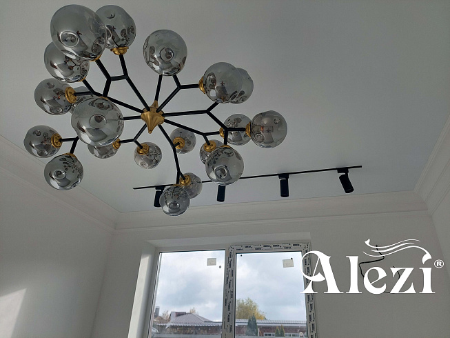 Матовый белый натяжной потолок в спальне от Алези