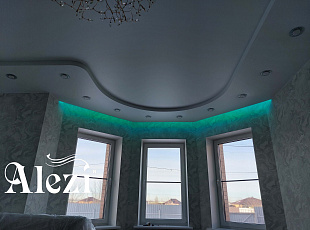 Сатиновый потолок  в спальне от Алези с точечными светильниками