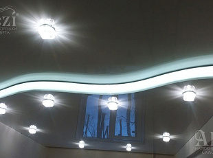 Двухуровневый натяжной потолок в комнату с холодной подсветкой